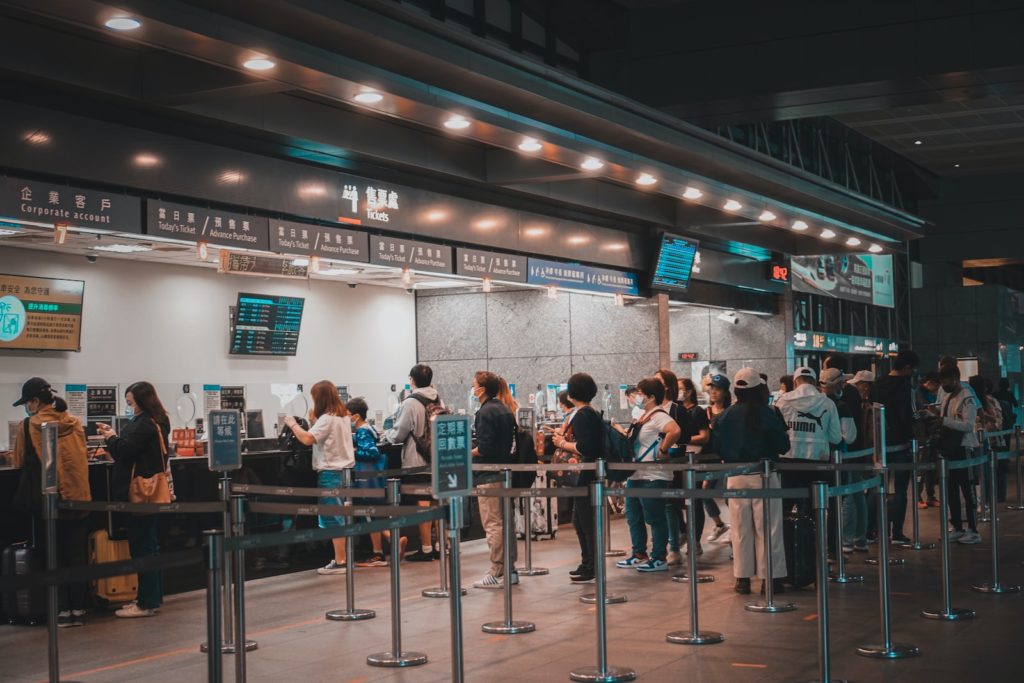 Les voyageurs attendent pour réserver un train HSR à Taiwan