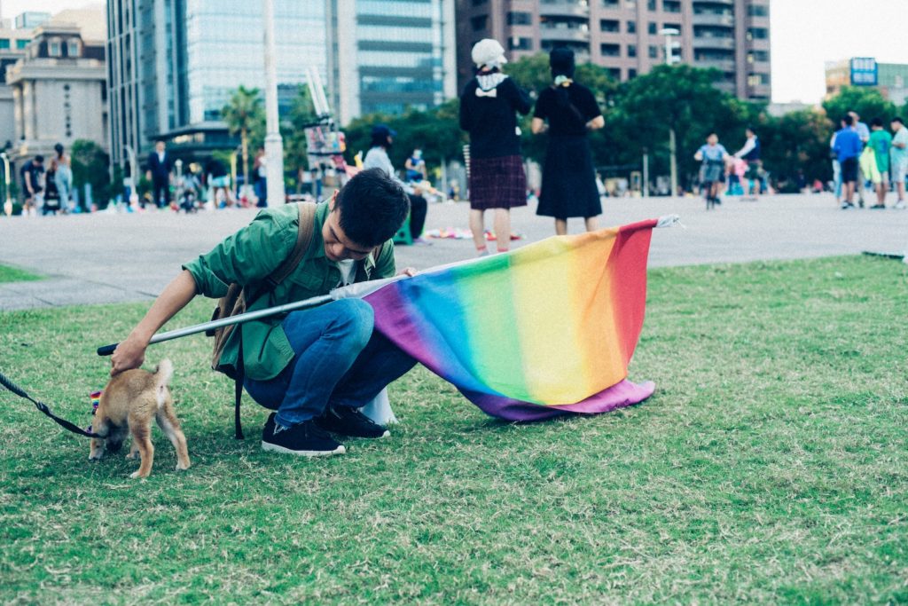Un homme avec drapeau LGBT à Taiwan