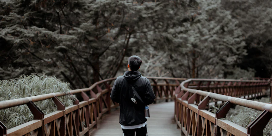 Un homme qui marche au milieu du parc national de Alishan