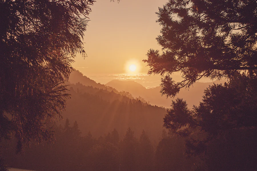 Coucher de soleil en haut des montagnes à Alishan