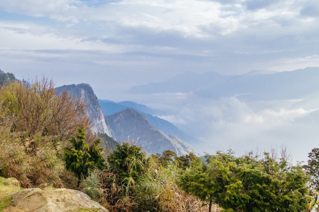Vue depuis le haut des montagnes du parc national d'Alishan