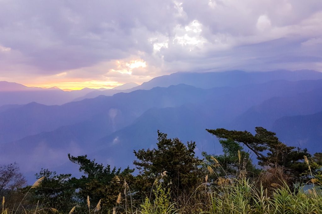 Vue sur les montagnes d'Alishan durant lever de soleil