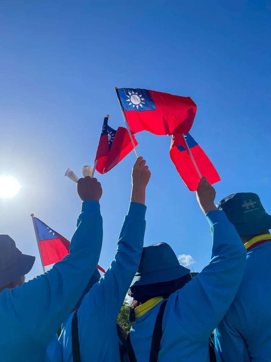 Taïwanais brandissant le drapeau de Taïwan