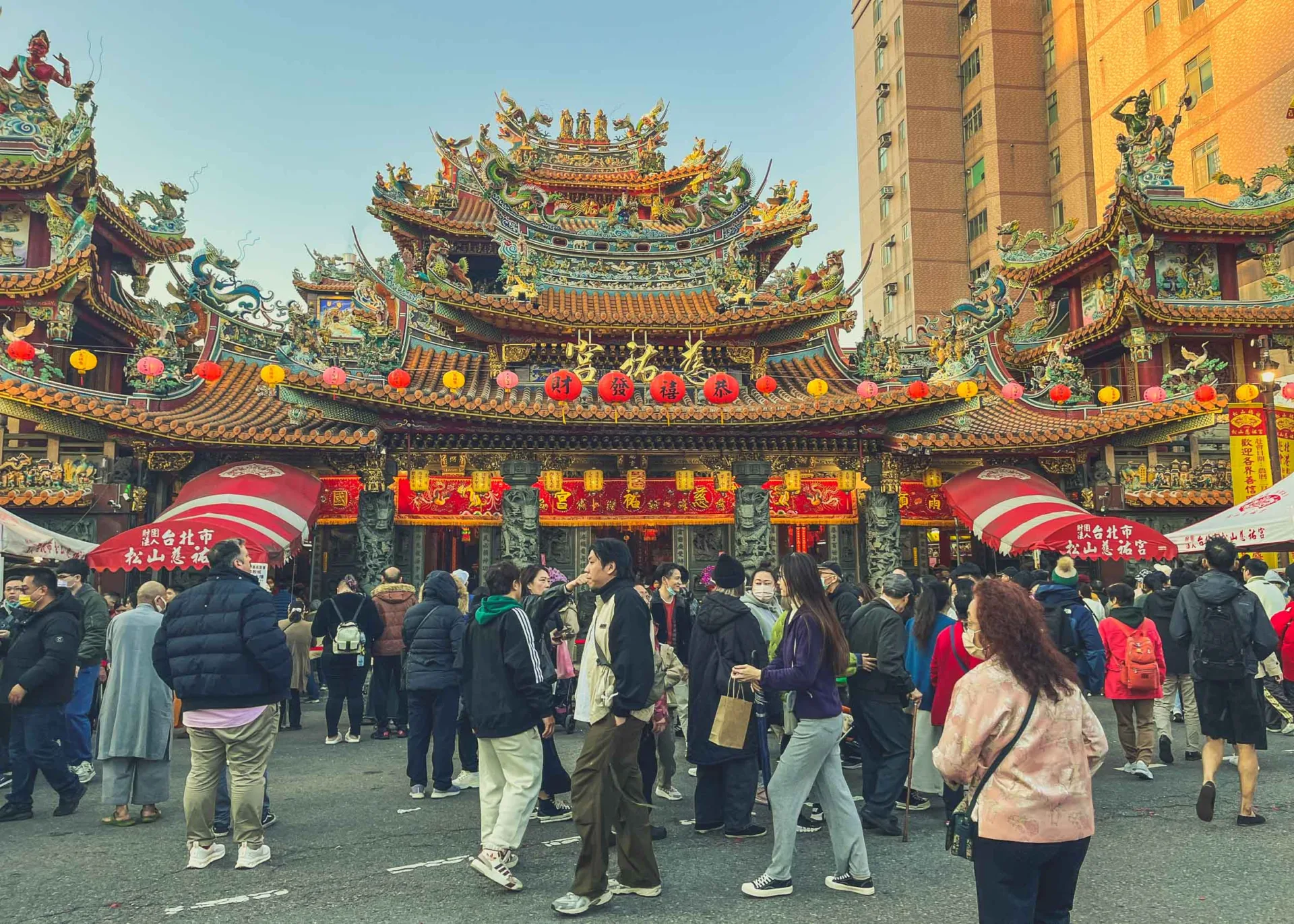 Visite d'un temple pendant le nouvel an chinois à Taïwan
